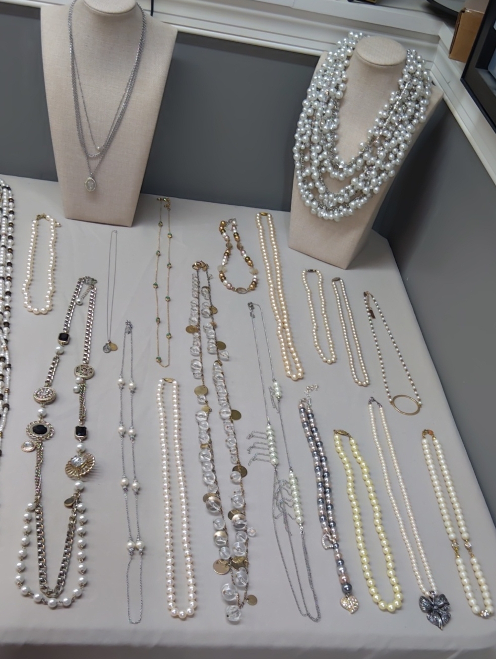 Preview For 8-11 Show.. 47lb Signed And Unsigned Faux Pearls - Picture 2 of 15